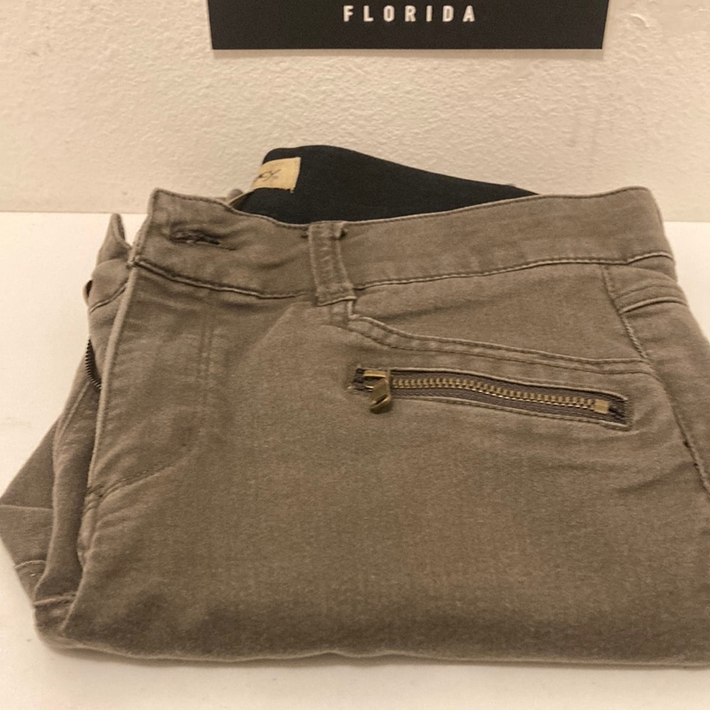 Democracy pants with front zipper pockets